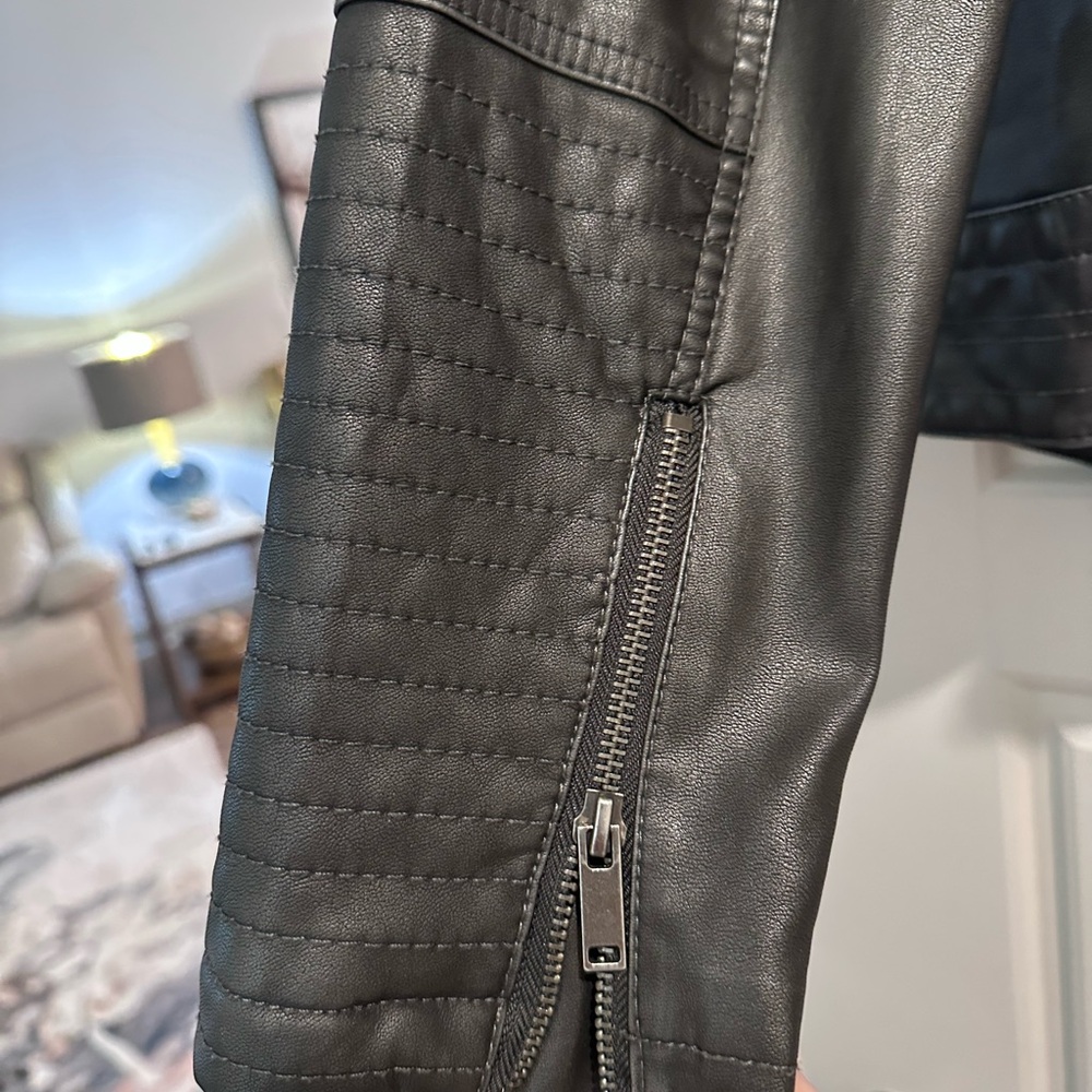 Black leather jacket - Picture 3 of 6